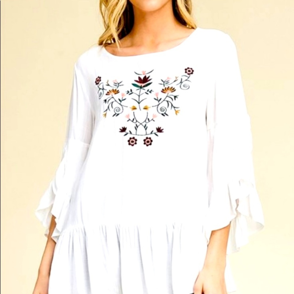 NWT-💐Annabelle Embroidered Floral Top size small💐